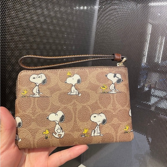 NWT！Coach X Peanuts Corner Zip Wristlet In Signature With Snoopy Print（CBS82）